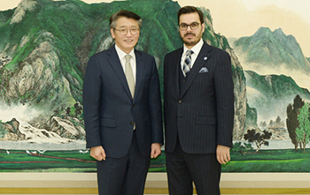 KBS President & CEO and ABU President Ko Dae-young (left) poses with Turkish Radio & Television Corporation (TRT) Director General Ibrahim Eren